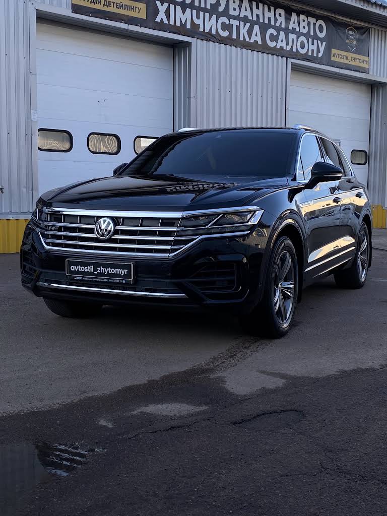 Volkswagen Touareg після догляду біля боксу