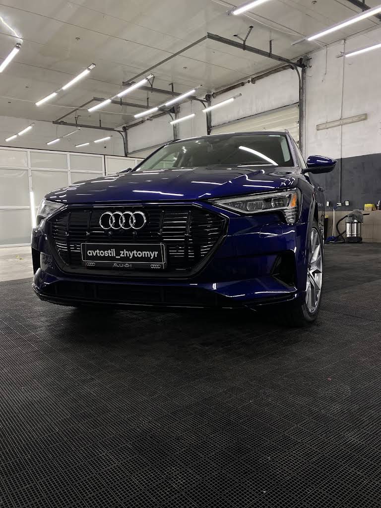 Audi e-tron у боксі студії з професійним освітленням